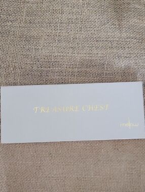 Mellow Treasure Chest Eyeshadow Palette - White & Gold